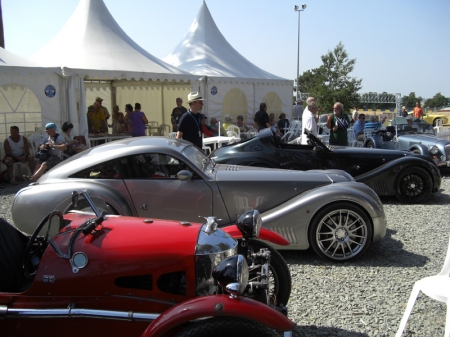 Morgan_sports_cars_at_Le_Mans_Classic_2010.jpg