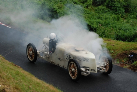Steam_car_at_Shelsley.jpg
