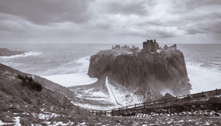 Wild_day_at_Dunnottar.jpg