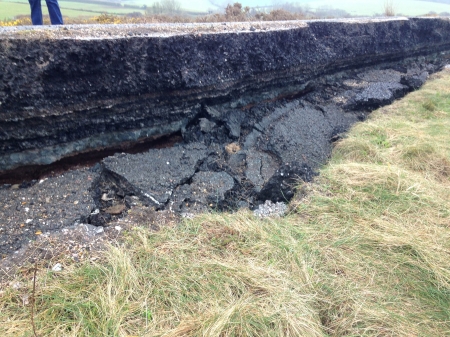 This needs more than a bag of tarmac.....jpg